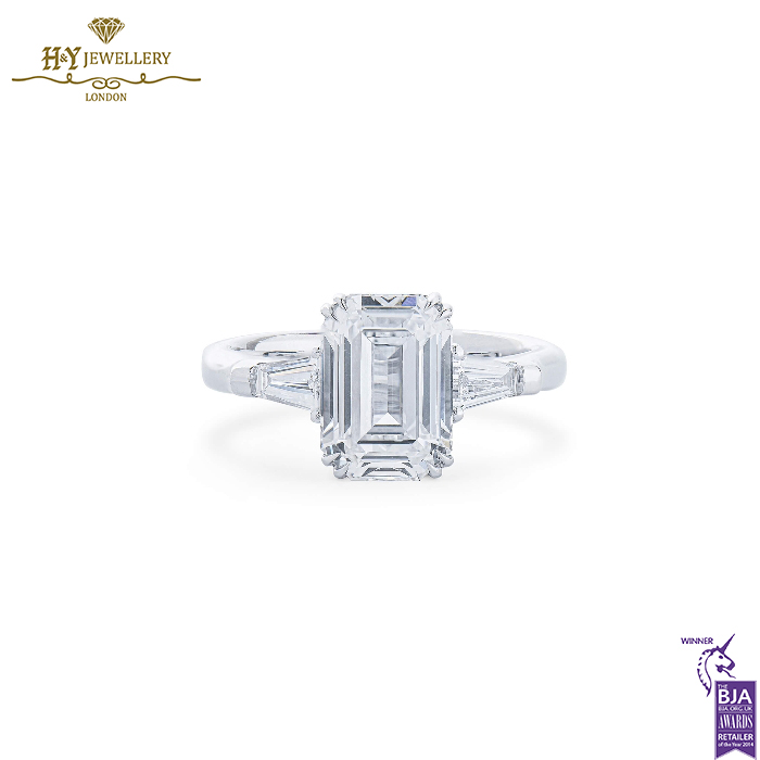 White Gold Emerald & Tapered Cut Diamond Ring - 3.33ct -0